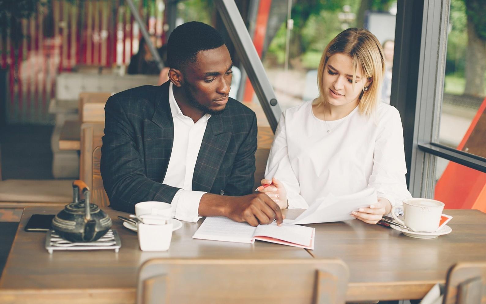 Espacio de trabajo organizado con documentos financieros
