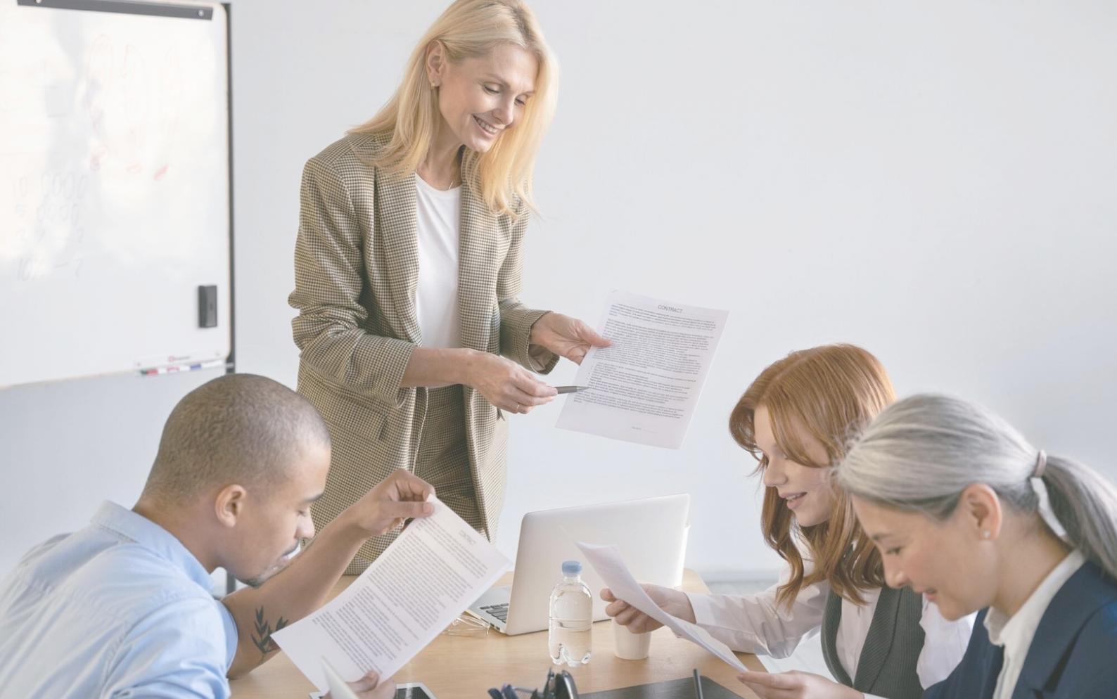 Ambiente profesional durante sesión formativa empresarial