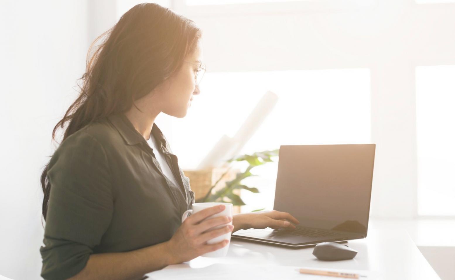 Equipo trabajando en estrategia financiera personalizada