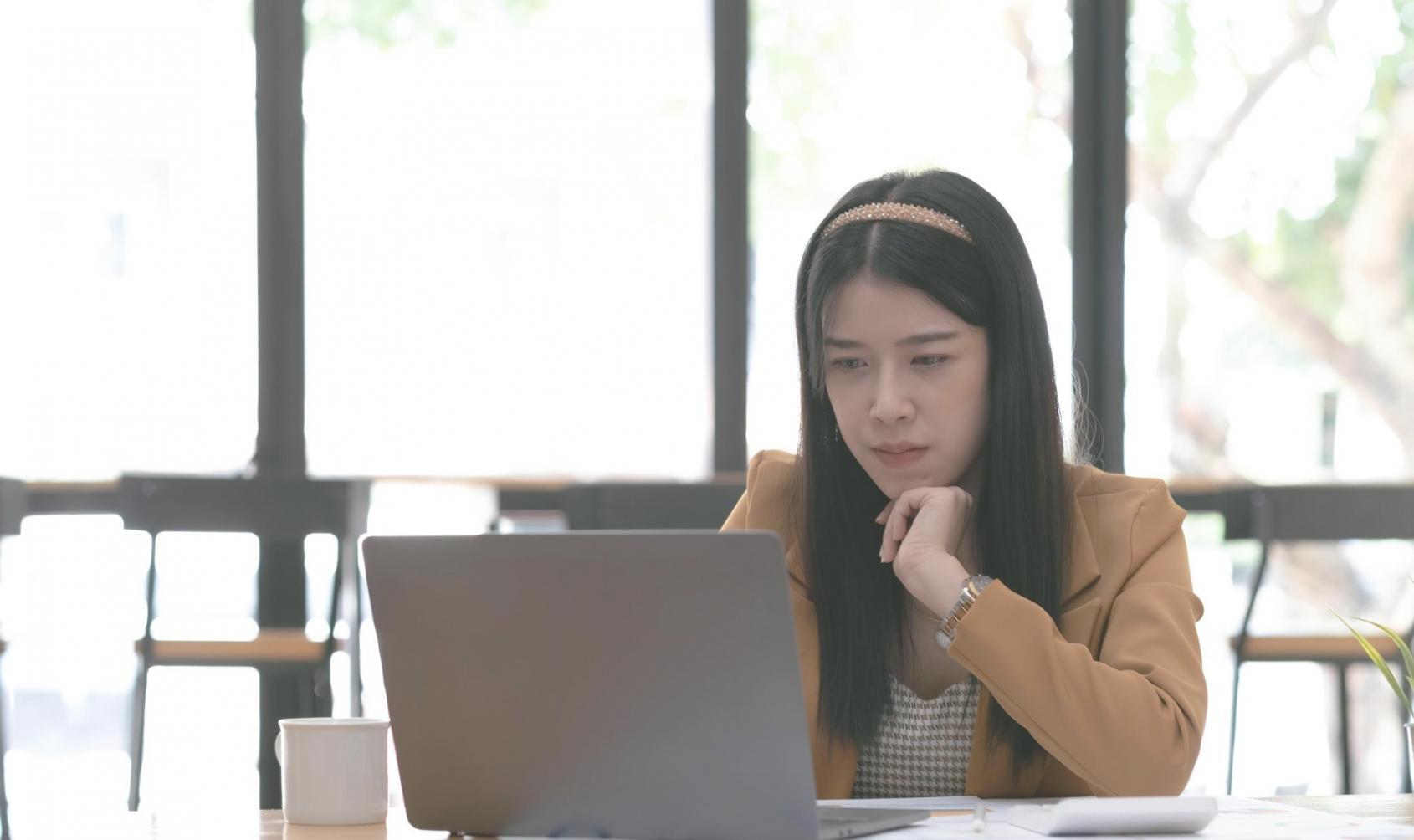 Persona revisando documentos financieros con expresión tranquila